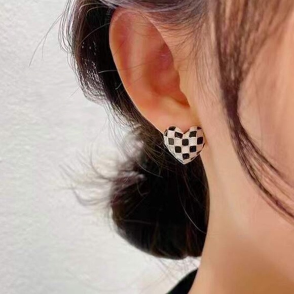NWT Mackenzie Checkered Heart Stud Earrings - Picture 2 of 3